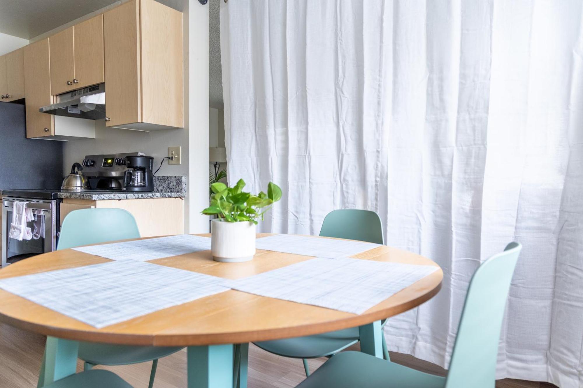 King Bed + Studio! Free Parking, Patio, Wfh Space! Seattle Exterior photo