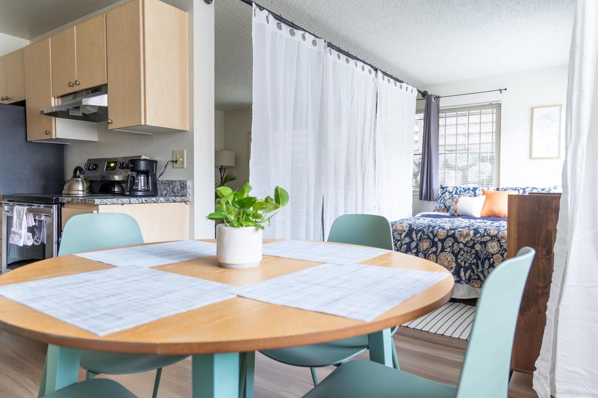 King Bed + Studio! Free Parking, Patio, Wfh Space! Seattle Exterior photo